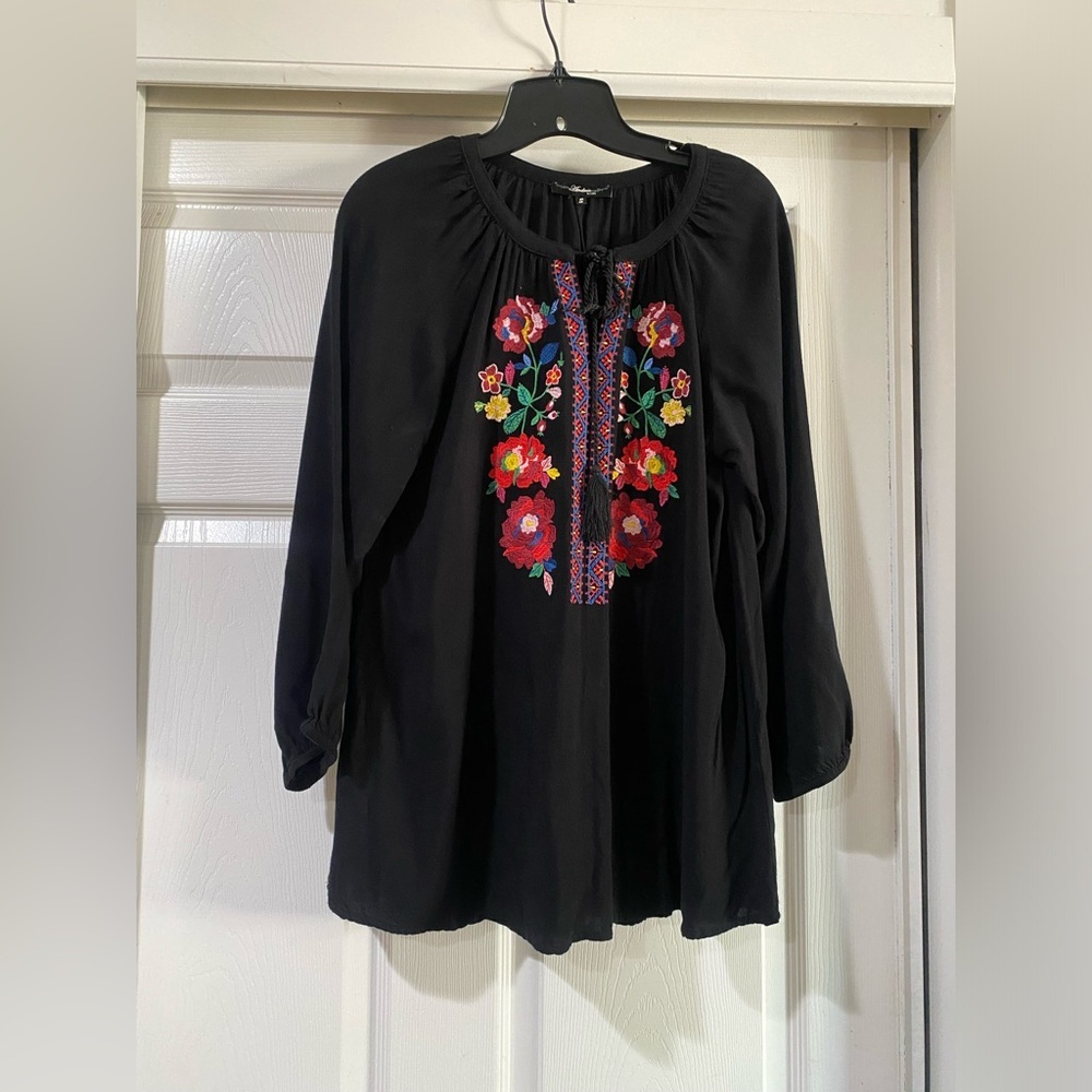 Andree By Unit‎ Black Blouse with Colorful Floral Embroidery Size Small